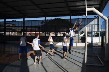 80% dos professores de Educação Física já tiveram que comprar materiais esportivos com o próprio dinheiro, revela pesquisa inédita